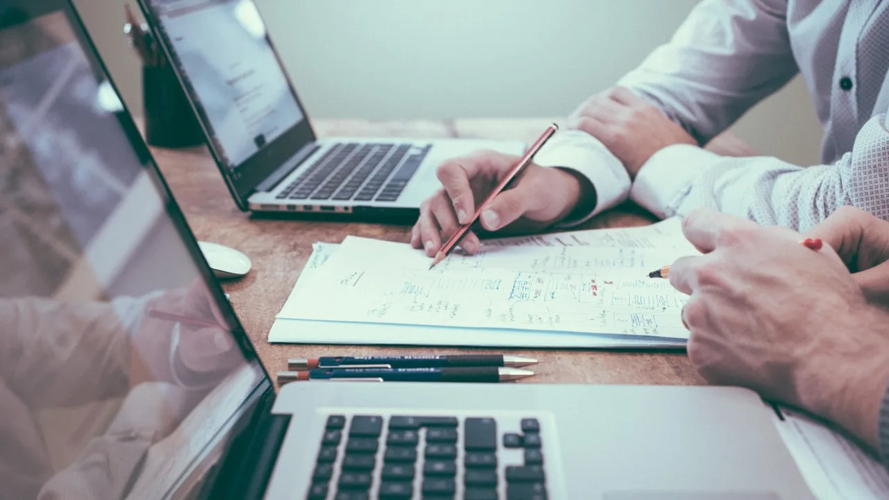 Travail d'analyse budgétaire et de planification collégiale de l'association