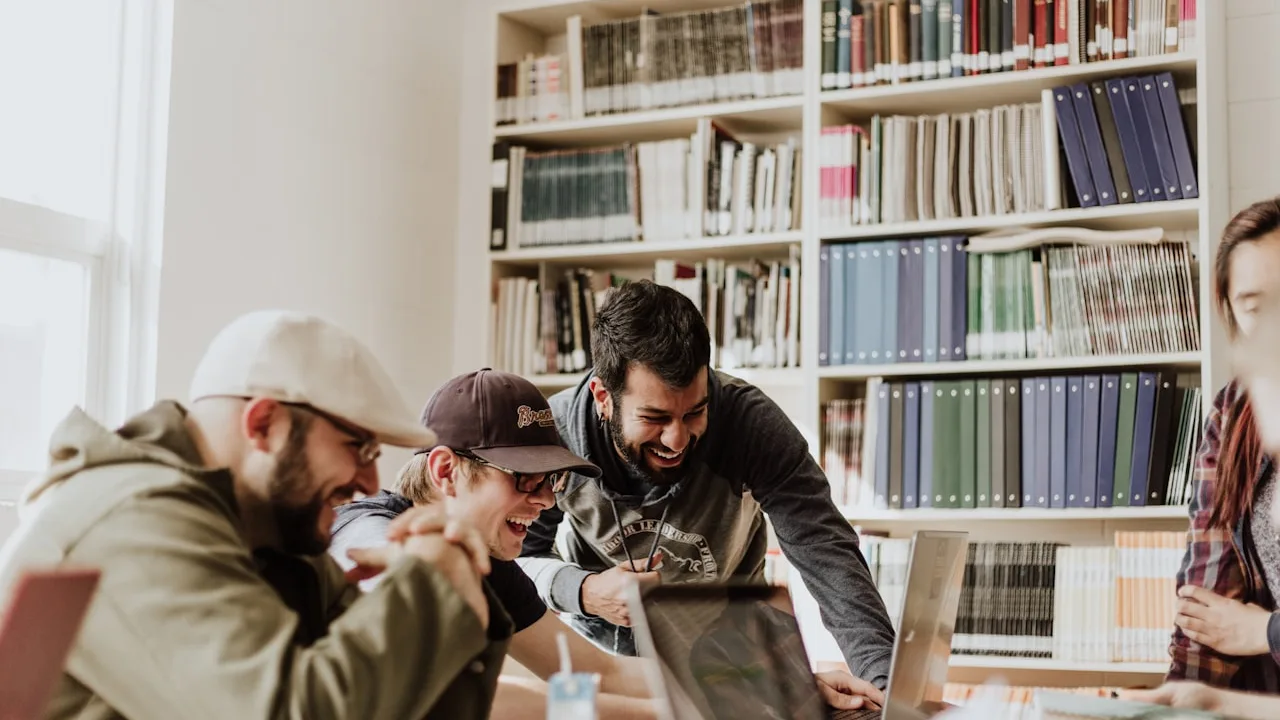 Jeunes élèves et étudiants en atelier d'étude historique avec les ressources éducatives de l'association